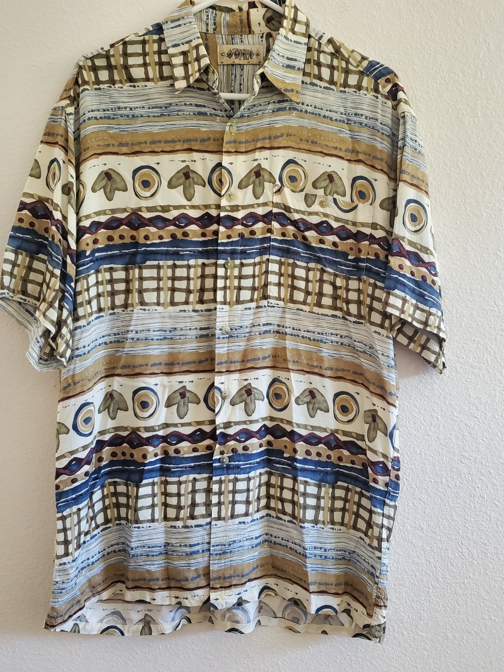 Men's Short-Sleeve Button-Down Graphic Shirt in Tan, Blue & Cream Size M
